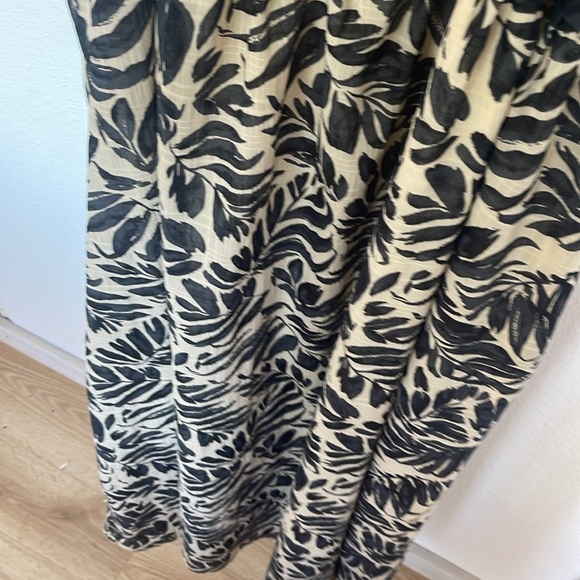 Fall short sleeve lined dress perfect for summer to fall transition - Picture 6 of 8